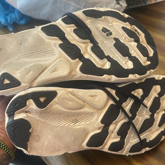 Hoka one Clifton 9 women’s Black and Gold shoe size 9 - Picture 6 of 6